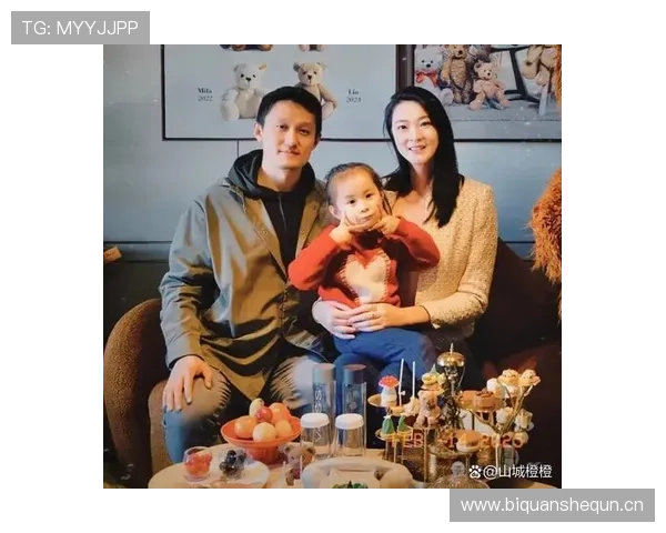 惠若琪出门拎个迷你包，里面的东西比我三个月工资还夸张